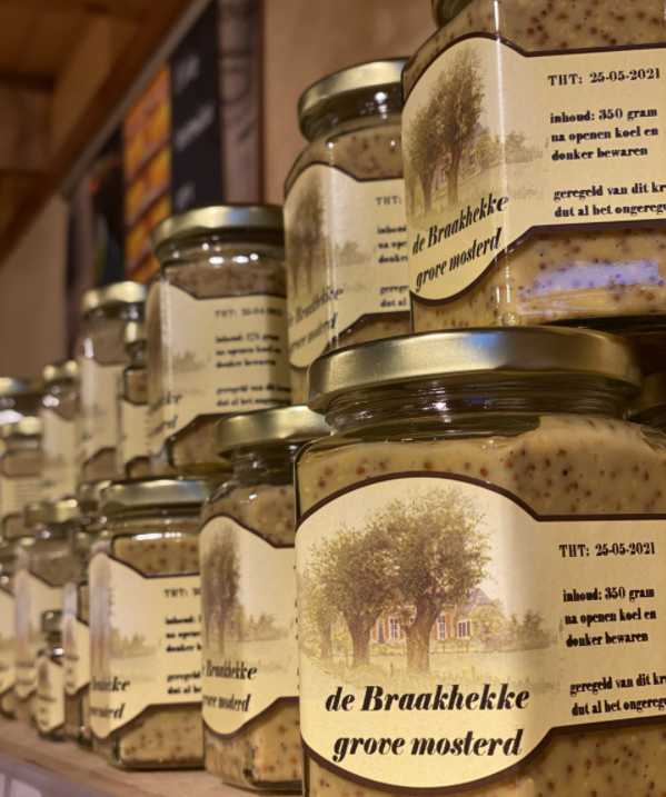 Hexagonale potjes gevuld met ambachtelijke mosterd