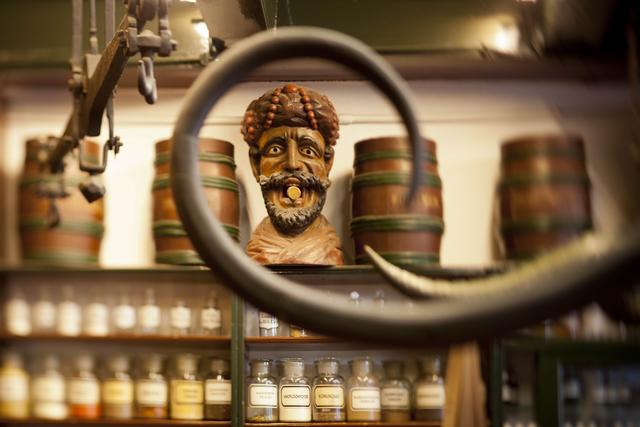 Bruine glazen flessen en potten